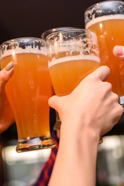 bienfait de la bière sur la santé, cercle d'ami buvant de labière