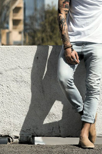 comment s'habiller en été quand il fait chaud, chaussure en toile et espadrilles