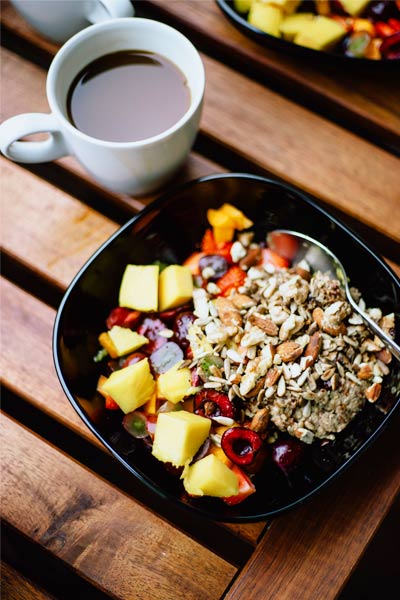 bienfaits des amandes sur la santé avec de l'avoine et des fruits