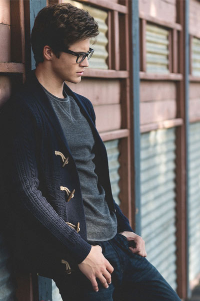 s'habiller à la mi-saison avec un cardigan en laine