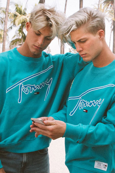 sweat connecté bleu tommy jeans xplore tommy hilfiger