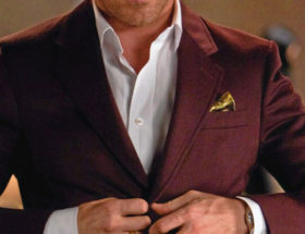 homme portant un costume bordeaux, ryan gosling