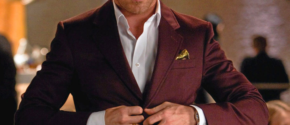homme portant un costume bordeaux, ryan gosling