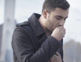 homme qui tousse, calmer une toux sèche naturellement