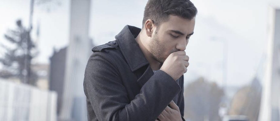 homme qui tousse, calmer une toux sèche naturellement