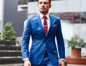 Costume homme bleu avec cravate et pochette de costume bordeaux