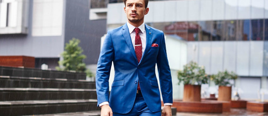 Costume homme bleu avec cravate et pochette de costume bordeaux