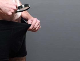 homme se rasant le pubis
