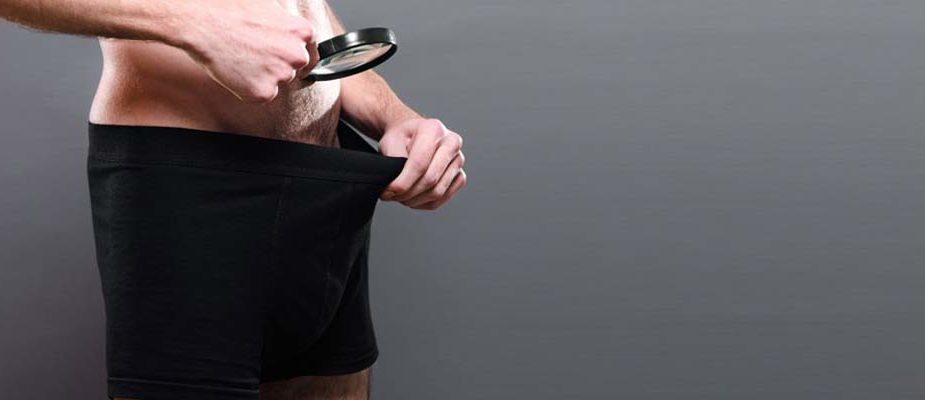 homme se rasant le pubis