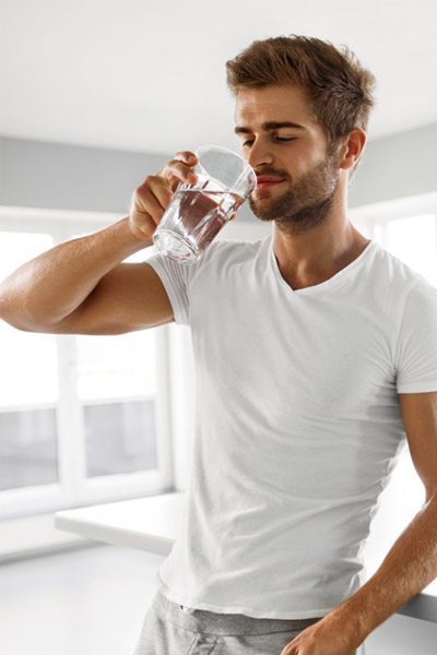 homme buvant de l'eau