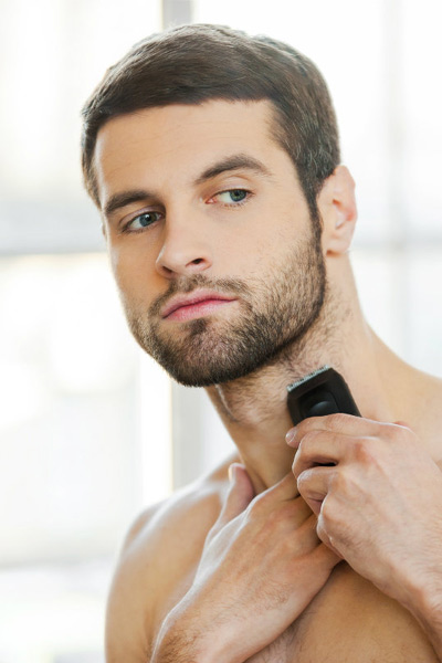 homme taillant sa barbe de 3 jours