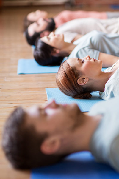 homme pratiquant un exercice de pleine conscience