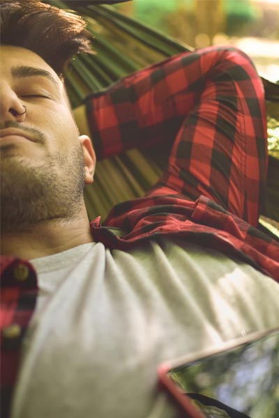 homme faisant une sieste