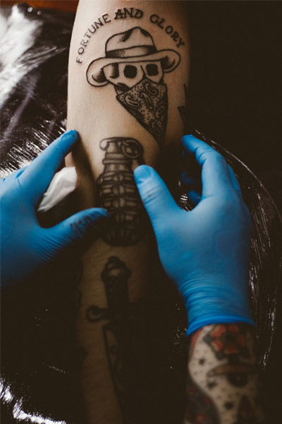 homme nettoyant un tatouage