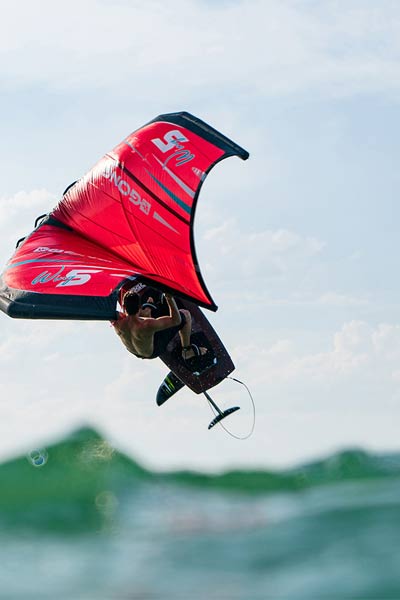 homme pratiquant le wing surf