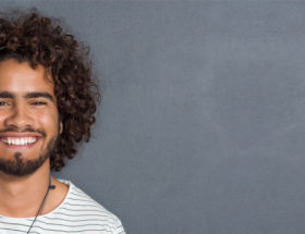 cheveux bouclés homme entretien