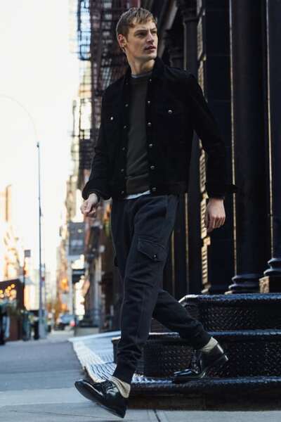 porter jogpant homme avec mocassin ou derby