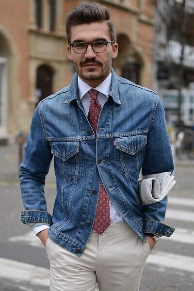 porter une veste en jean avec une chemise