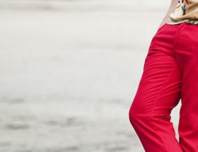 porter un pantalon rouge
