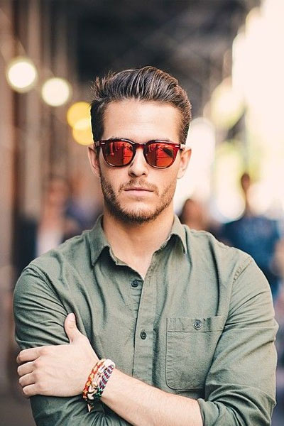 lunettes de soleil aux verres rouges