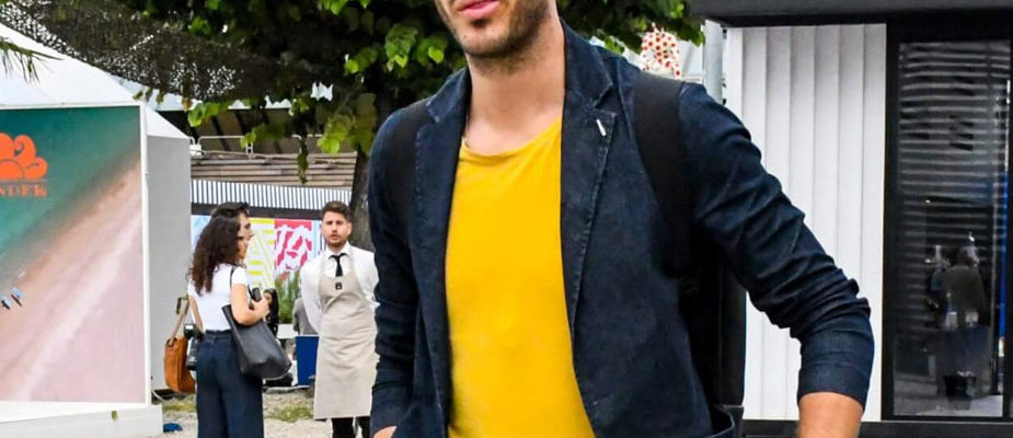porter t-shirt coloré homme