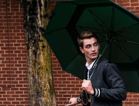 homme marchant sous un parapluie