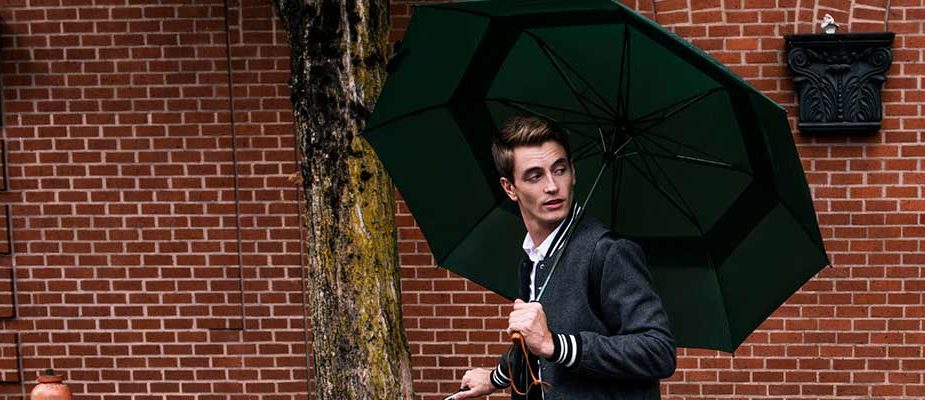 homme marchant sous un parapluie