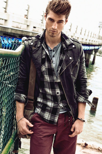 porter un henley dans un look rock