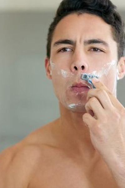 homme qui se rase la moustache