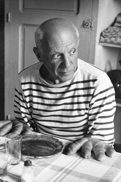 picasso portant une marinière