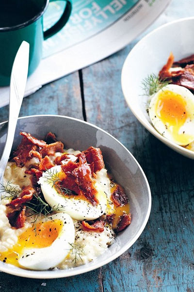 petit déjeuner protéiné salé porridge oeufs bacon