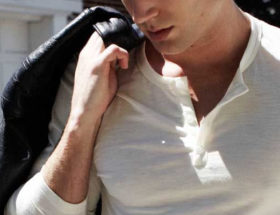 porter un henley homme
