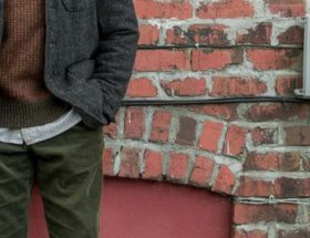 porter pantalon en velours homme