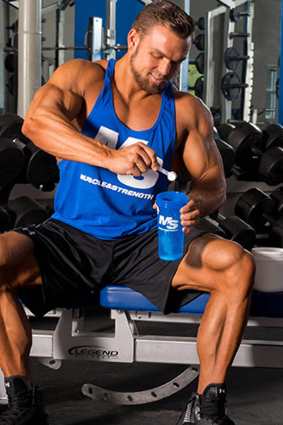 sportif prenant de la glutamine