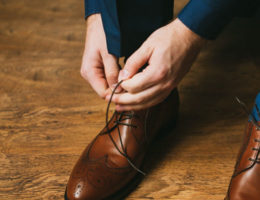 porter un costume bleu avec des chaussures marron