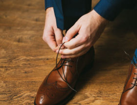 porter un costume bleu avec des chaussures marron