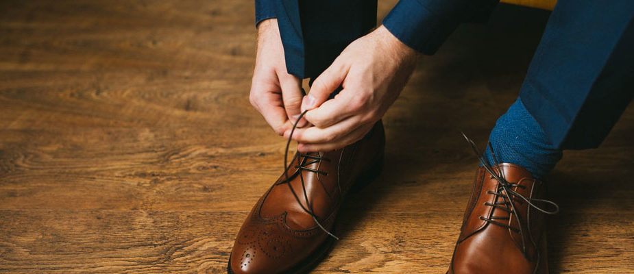 porter un costume bleu avec des chaussures marron