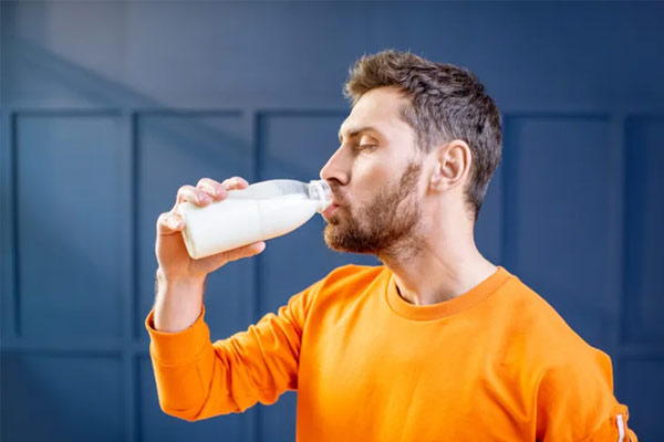 homme buvant du lait
