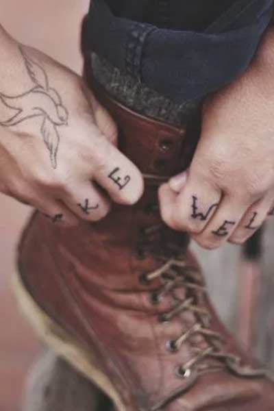 tatouage doigts et main homme