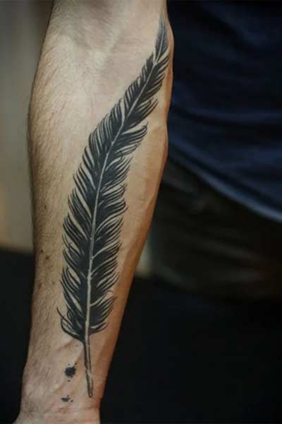 tatouage plume avant-bras homme