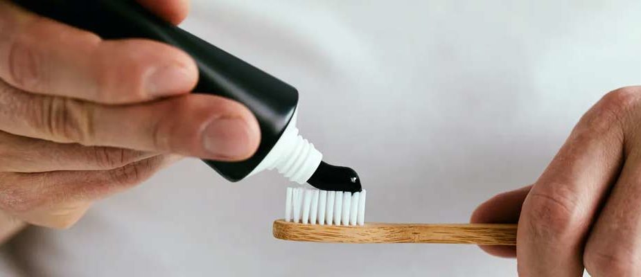 dentifrice au charbon pour les dents
