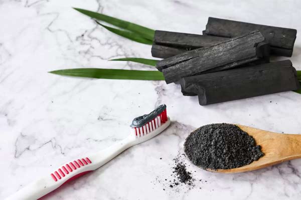 dentifrice au charbon pour les dents