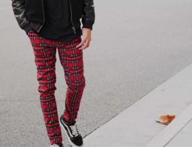 porter pantalon à carreaux homme