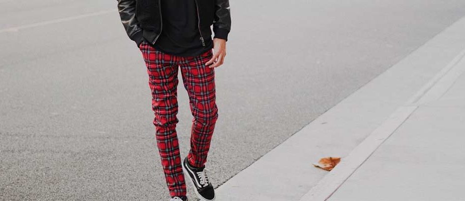 porter pantalon à carreaux homme