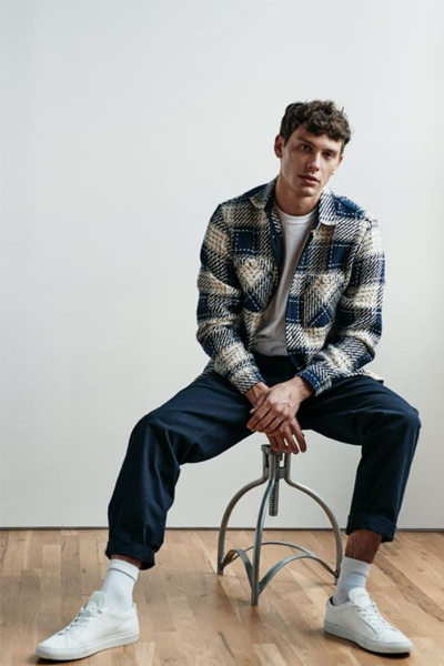 look homme avec baskets en cuir blanches