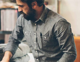 porter une chemise en chambray homme