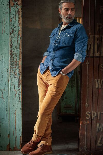 porter une chemise en chambray avec un pantalon en velours homme