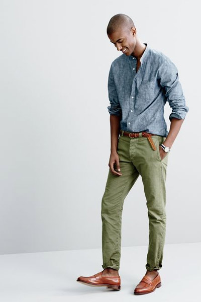 chemise en chambray avec un chino
