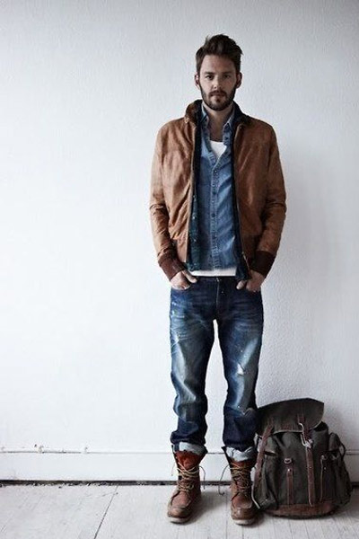 chemise en chambray dans une tenue workwear homme