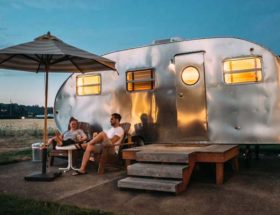 matériel pour camper en automne